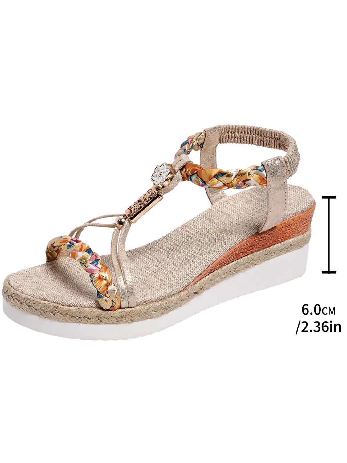 Sandalias tipo cuña beige para mujer con bailarinas tipo espadrille tejidas, con correas trenzadas coloridas y un adorno de cristal decorativo.