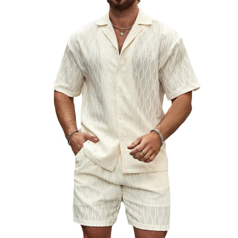 Herren-Set in Cremefarben mit strukturiertem Wellenmuster: Kurzärmeliges Hemd mit Knopfleiste und passende Shorts für die Sommerzeit.