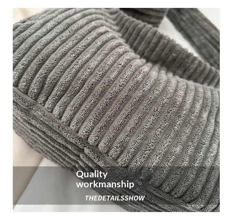 Grau-schattierter Corduroy-Schulterbeutel mit plüschiger gerippter Textur, geeignet für minimalistisches Streetwear.