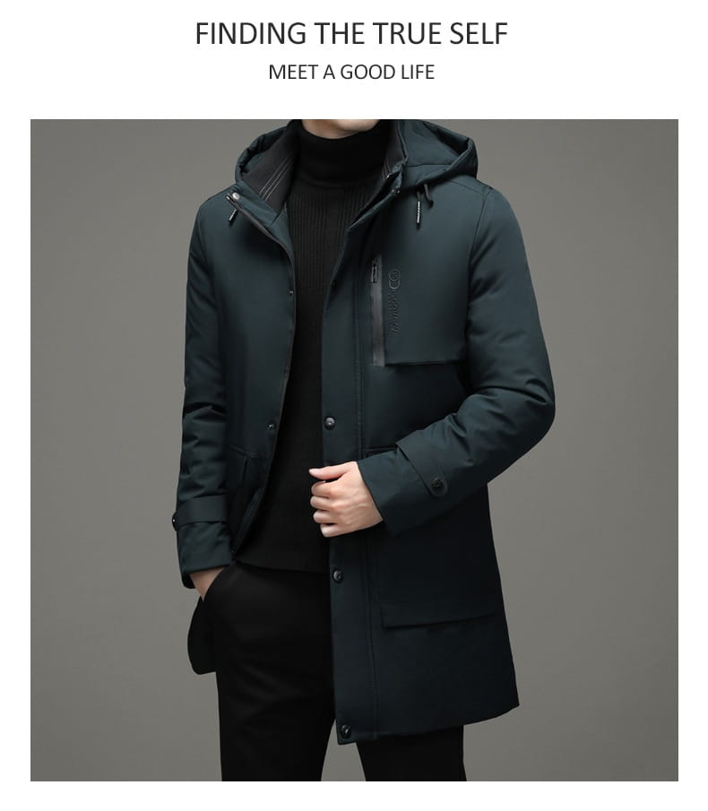 Abrigo de invierno acolchado con capucha para hombre en verde oscuro, con diseño moderno y elegante, y marca discreta en el pecho para uso en clima frío.