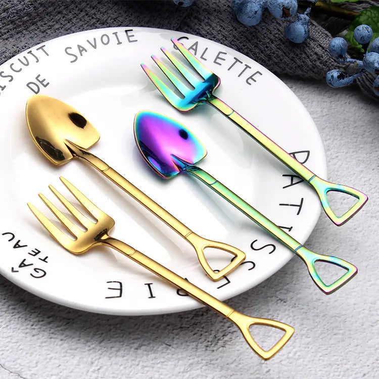 Set aus drei Edelstahl-Schaufel-Löffeln und Dessertgabeln mit irisierender Regenbogenoberfläche und einem Element in Goldtönung für Tischgeschirr im Garten-Thema.