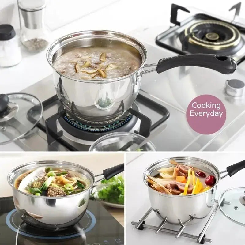 Olla de acero inoxidable con asa negra y tapa de vidrio de un juego de utensilios de cocina de acero inoxidable para inducción, mostrada en diversos escenarios de cocción.