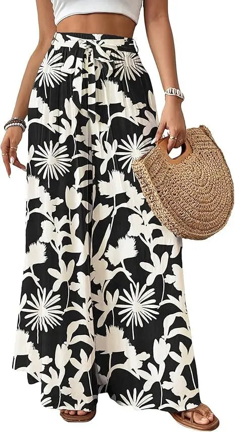 Pantalon évasé pour femmes à imprimé floral noir et blanc, avec une ceinture à cordon, adapté à une tenue décontractée.