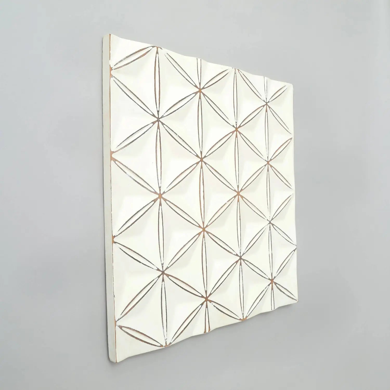 Panel de arte mural geométrico blanco de MDF artesanal de 16x16 con patrones triangulares en relieve con líneas marrón finas que forman una cuadrícula.
