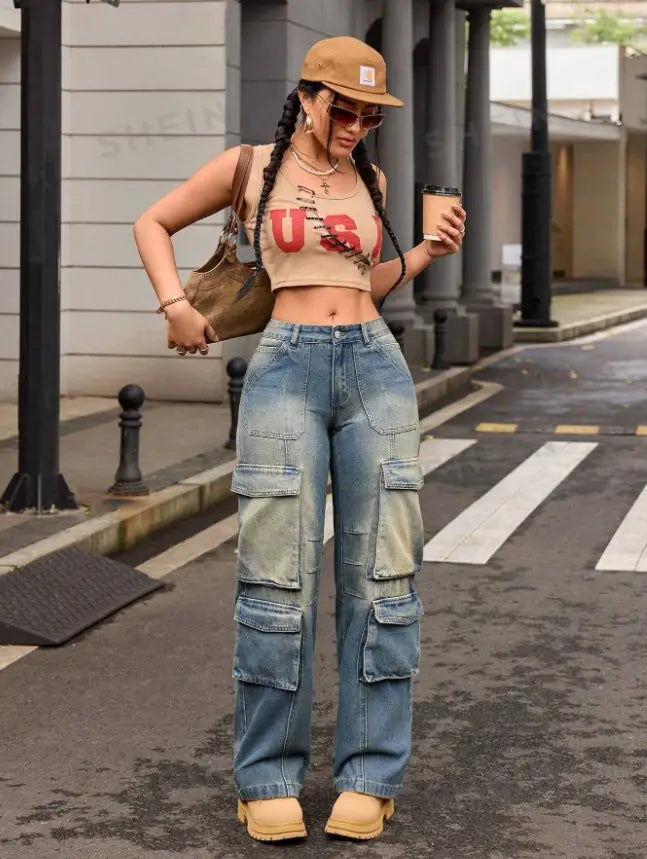 Blaue Denim-Cargohosen mit mehreren Taschen und einem verblassten, stark beanspruchten Look in einer gewaschenen Denim-Cargohosen-Straight-Jeans-Designausführung.