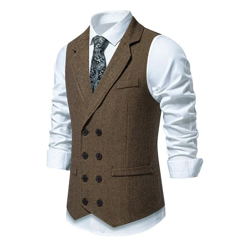 Chaleco de traje tipo sastre doble abotonado de espiga para hombre en lana marrón con diseño de doble botonadura y botones color marrón oscuro.