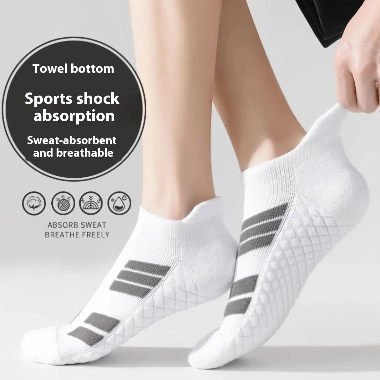 Chaussettes de sport athlétiques pour homme avec lit de pied rembourré, couleur blanche, détails de trois bandes grises, et motif losange texturé, conçues pour absorber la transpiration et pour les activités sportives.