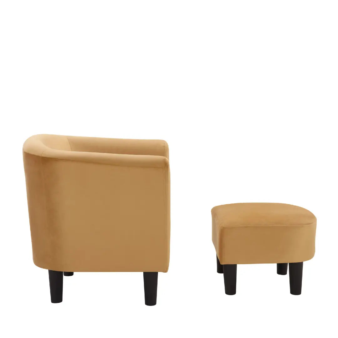 Ockerfarbenes Samt-Armlehnen-Sofa mit schwarzen Holzbeinen und passendem Hocker in einem Set aus gelbem Samt-Fasssessel und Hocker