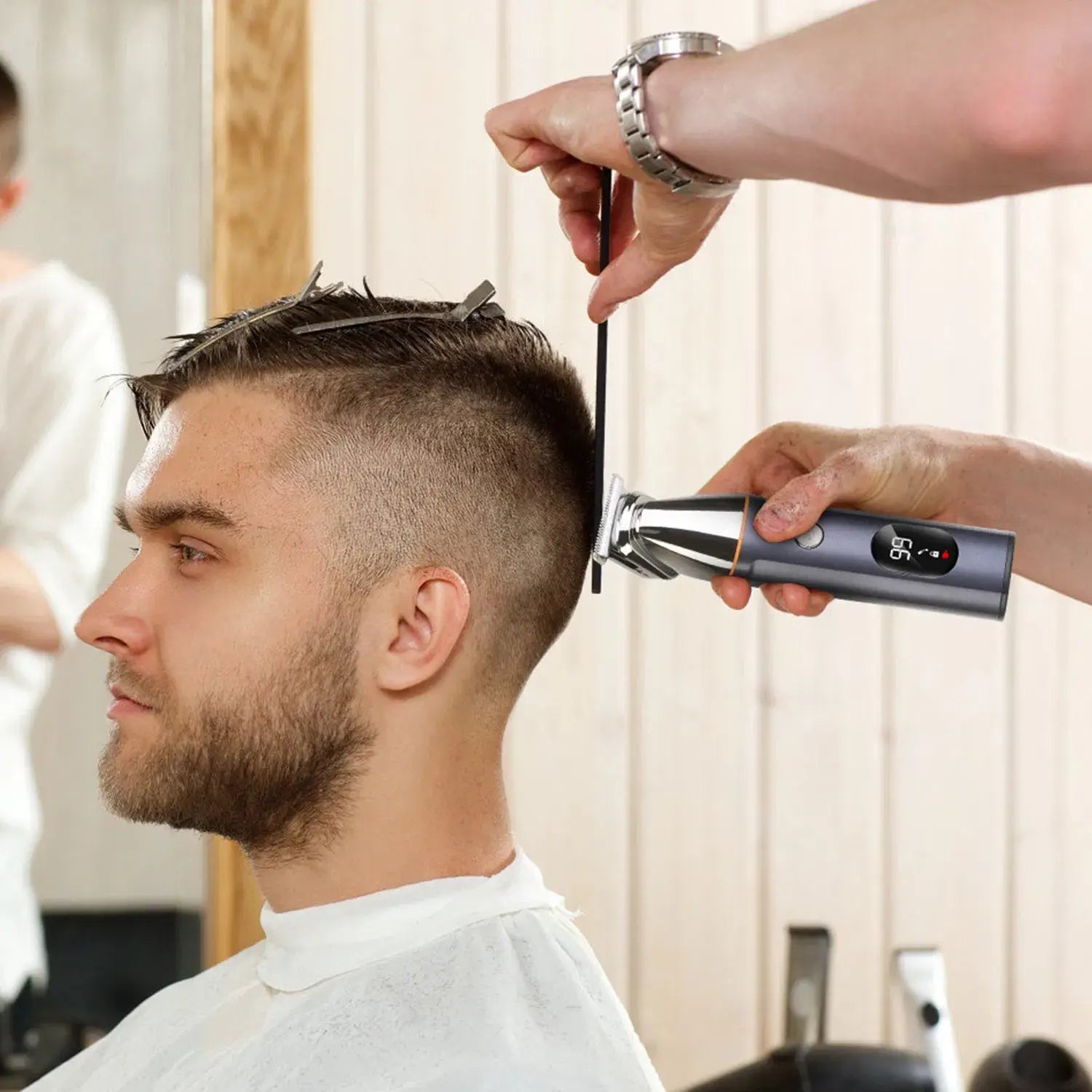 Grauer und silberner elektrischer Haarschneider mit digitaler Anzeige aus dem Barttrimmer für Männer, 5-in-1, IPX5-Wasserschutz-Set, der für einen Haarschnitt verwendet wird.