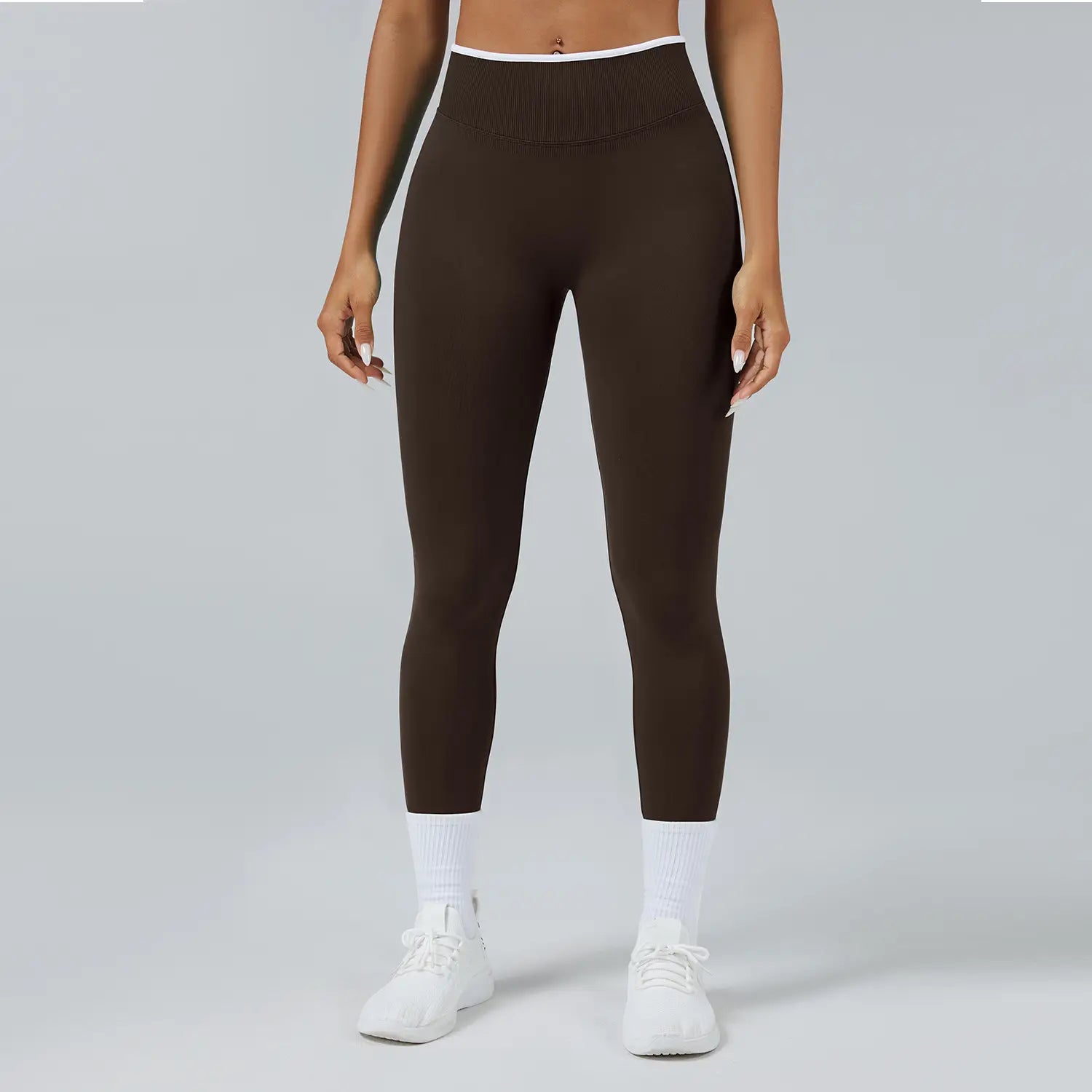 Nahtlose Sport-Yoga-Leggings mit hoher Taille in Braun mit weißem Zierbesatz am Bund.