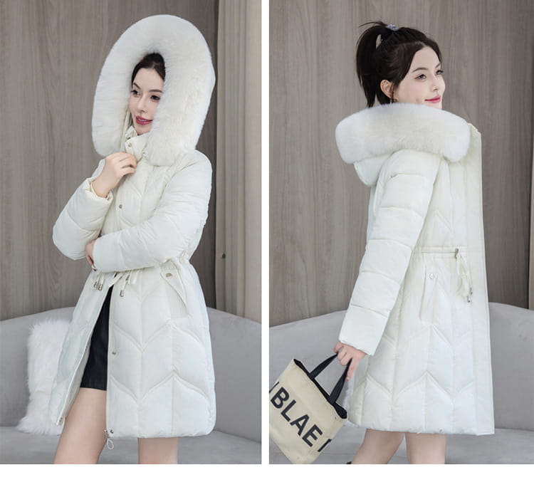 Weiße Winterjacke aus Baumwolle mit Pelzkragen und gestepptem Stoff mit einer kuschelig-lockeren, pelzgefütterten Kapuze.