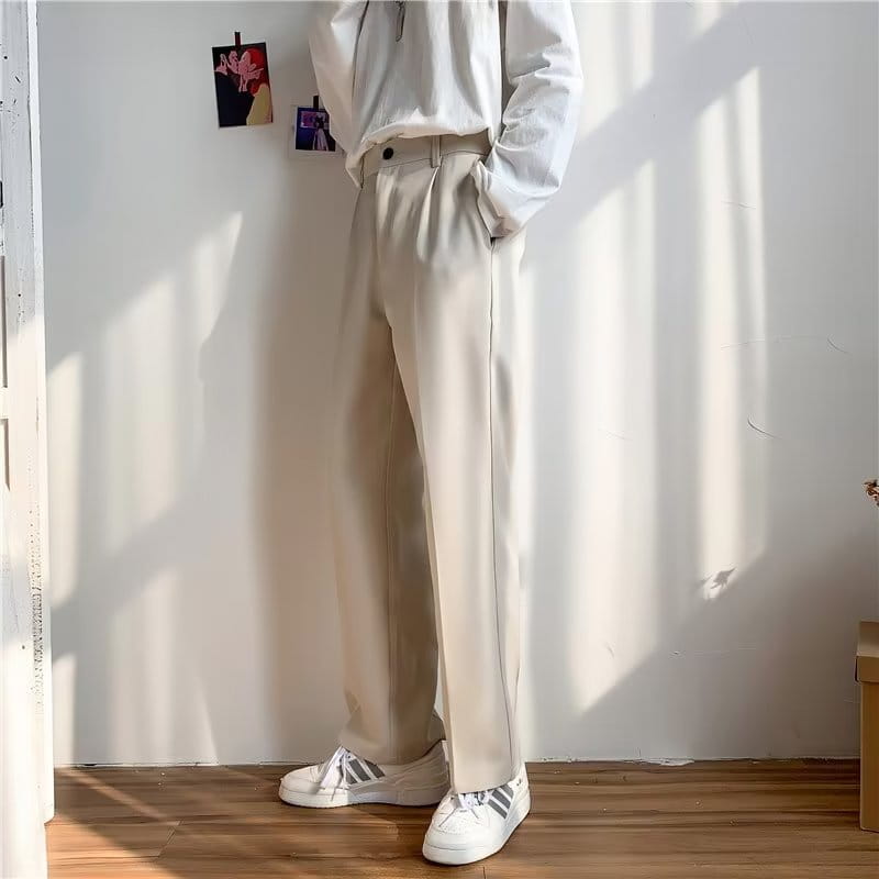 Beige plissierte Straight-Leg-Drapierungsloser Hose mit einem klaren modernen Schnitt und dezenten Detailausführungen an den Seitennähten.