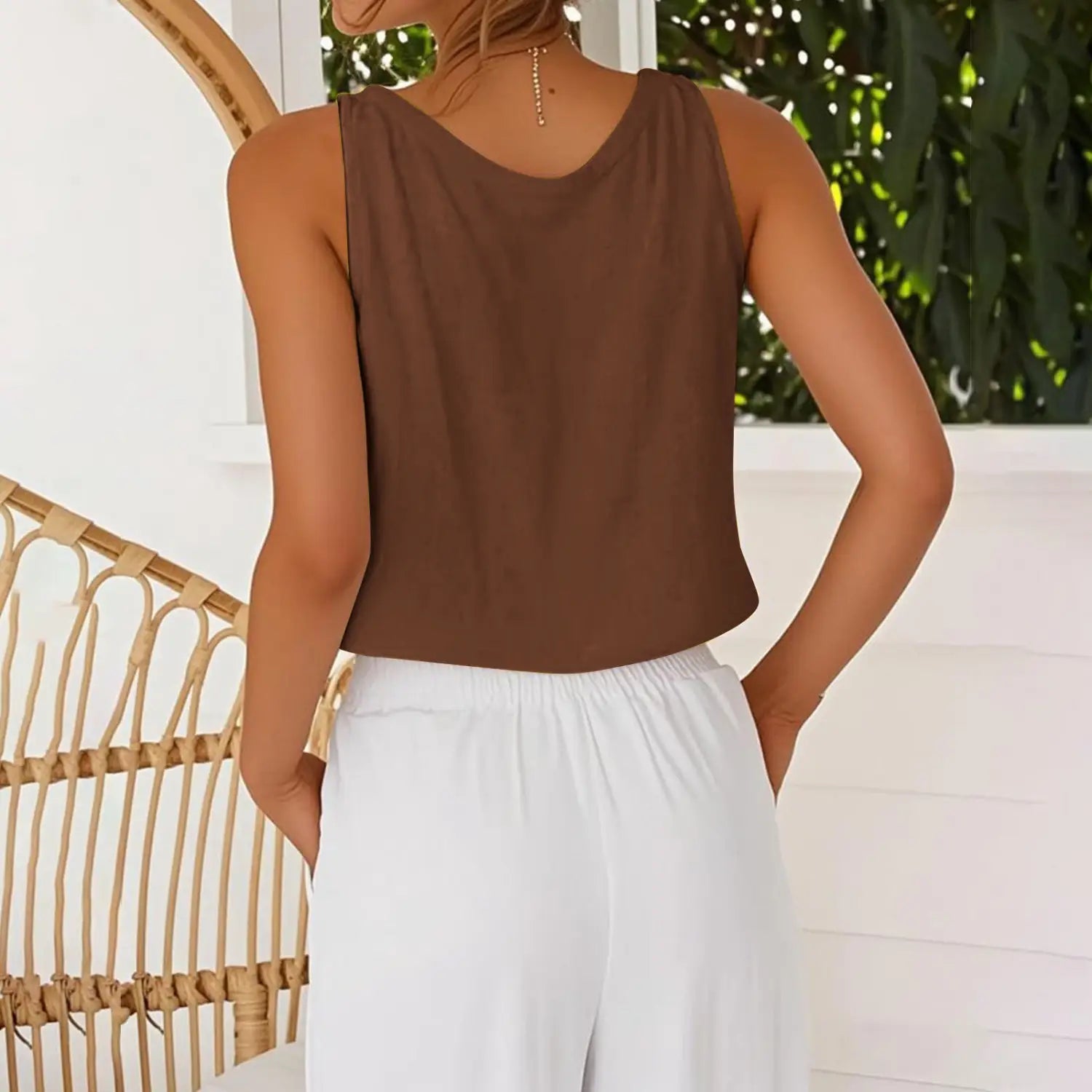 Braunes Baumwoll-Leinen-Camisole-Top ohne Ärmel mit V-Ausschnitt, lockerer Passform und weichem, fließendem Stoff.