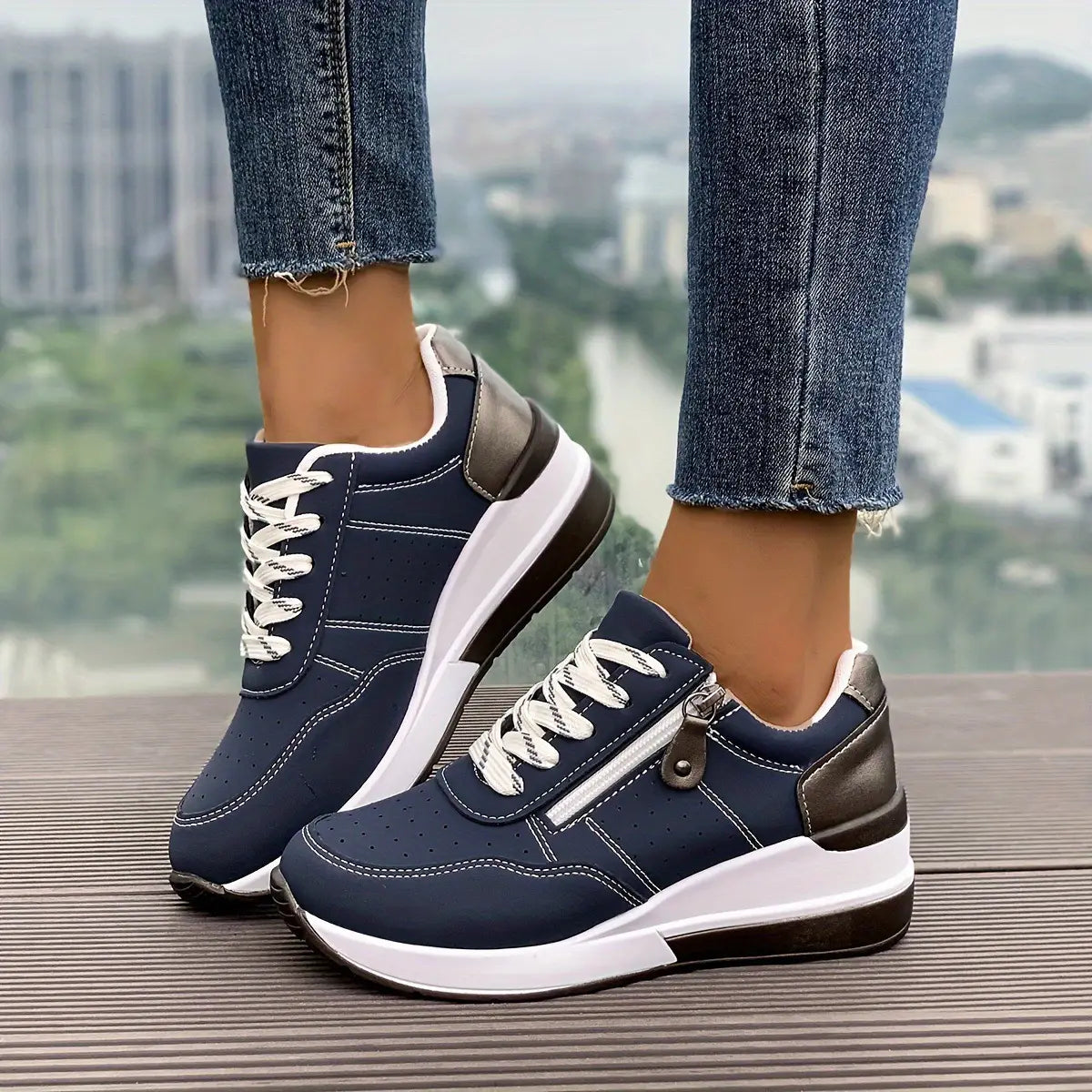 Baskets à plateforme pour femmes bleu marine et blanc en cuir synthétique, avec détail de fermeture éclair sur le côté, conçues pour un port décontracté.