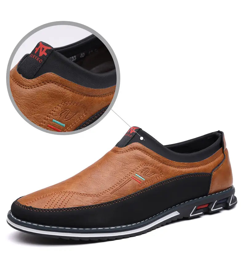 Mocasines de vestir de cuero para hombre, estilo casual de negocios, en marrón y negro con un logotipo rojo en la lengüeta del tacón mostrado desde el lado trasero