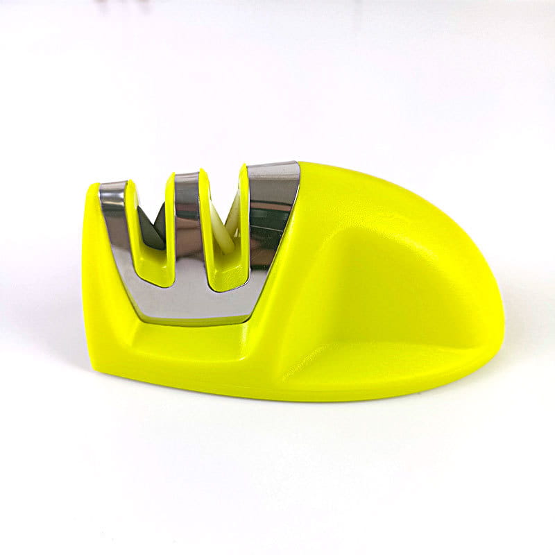 Affûteur de couteaux portatif en plastique jaune vif, doté de trois fentes en acier inoxydable pour l’affûtage des couteaux en déplacement.