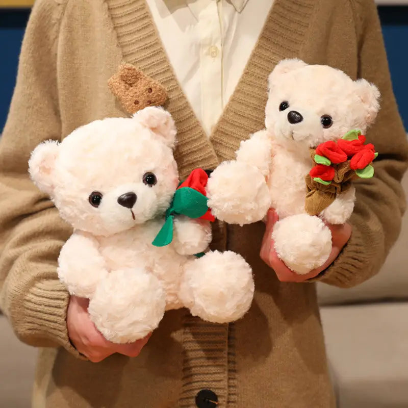 Weiche weiße Plüsch-Teddybären, 16–25 cm: einer hält einen Strauß roter Rosen und der andere ist mit einem grünen Band verziert; Valentinsgeschenk.
