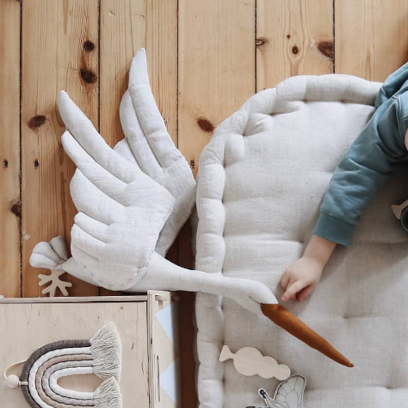 Jouet en peluche de cigogne représentant un cygne blanc, oreiller d’animal blanc, avec une silhouette douce matelassée et des ailes cousues réalisées en matière pelucheuse.