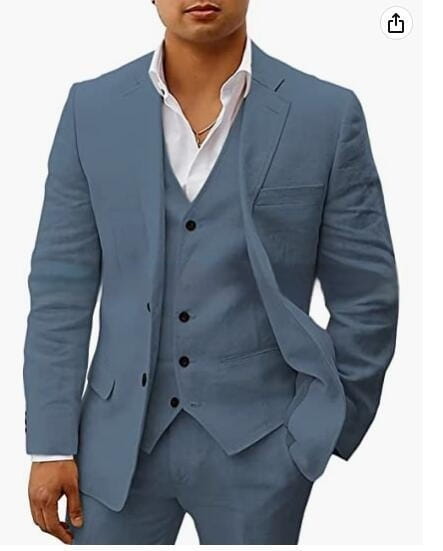Un costume trois pièces en lin bleu clair, ajusté, avec gilet et pantalon assortis, présentant une texture subtile et des revers classiques à encoches, pour une tenue décontractée de marié, banquet.