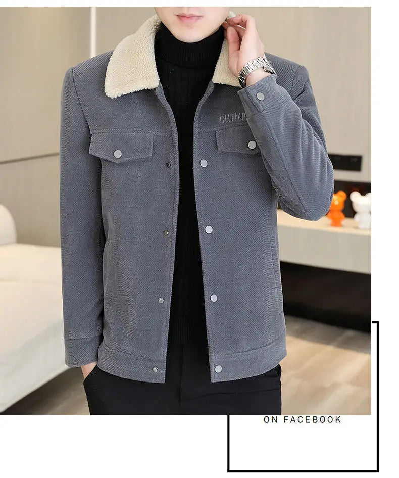 Veste en sergé côtelé doublée de peau retournée pour homme, de couleur grise, avec un col beige en peau retournée duveteux et des boutons argentés.