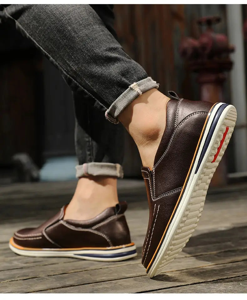 Braune Lederschlupf-Loafer mit weißen und blauen Akzentsohlen, handgenäht als legere Bean-Shoes.