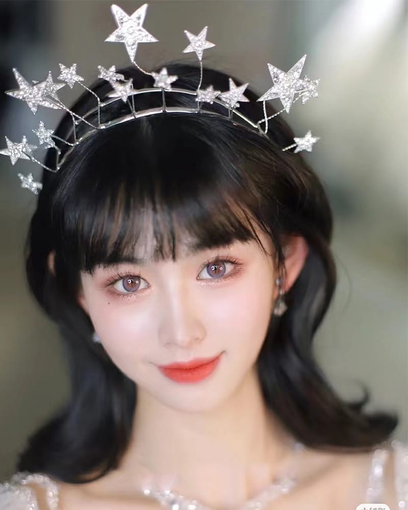 A sparkling silver crystal star bridal tiara adorned with multiple glittering rhinestone stars for wedding use.