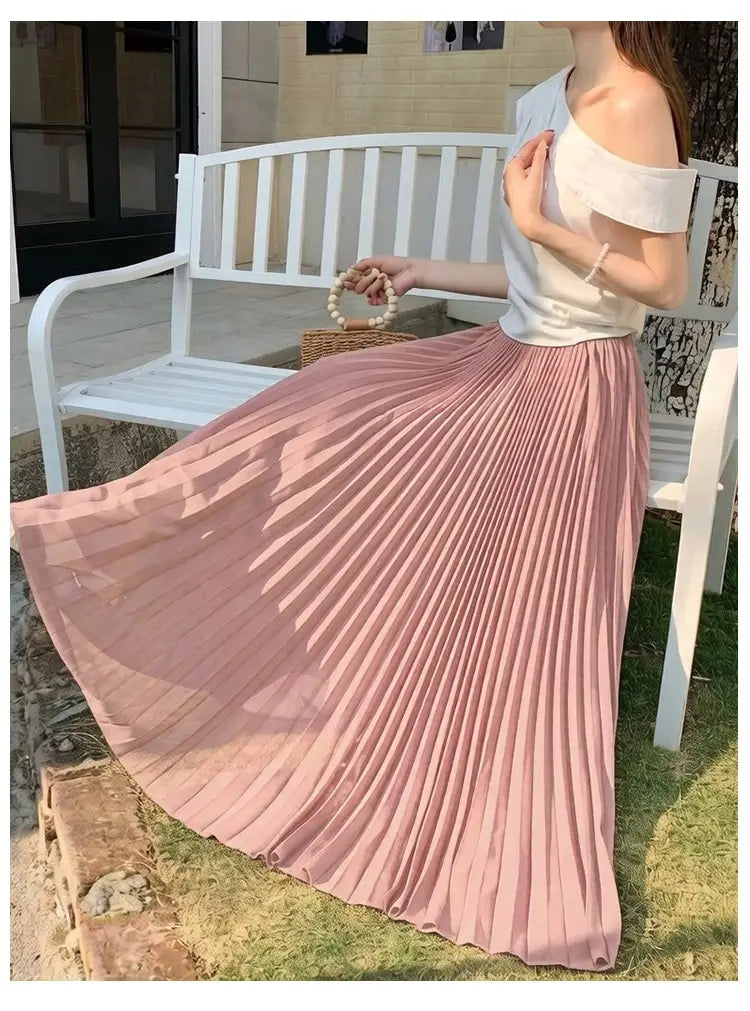 Ein fließender rosafarbener plissierter Chiffon-Maxirock für Damen aus weichem, leichtem Stoff, der elegant fällt.