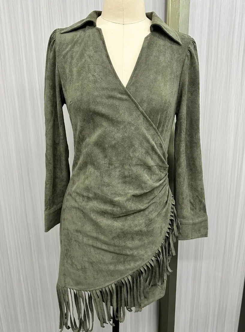 Robe portefeuille en daim vert olive à manches trois-quarts, avec des détails de franges le long de l’ourlet.