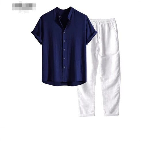 Chemise bleue marine pour homme à manches courtes, avec col classique et texture discrète, faisant partie d’un ensemble chemise et pantalon.