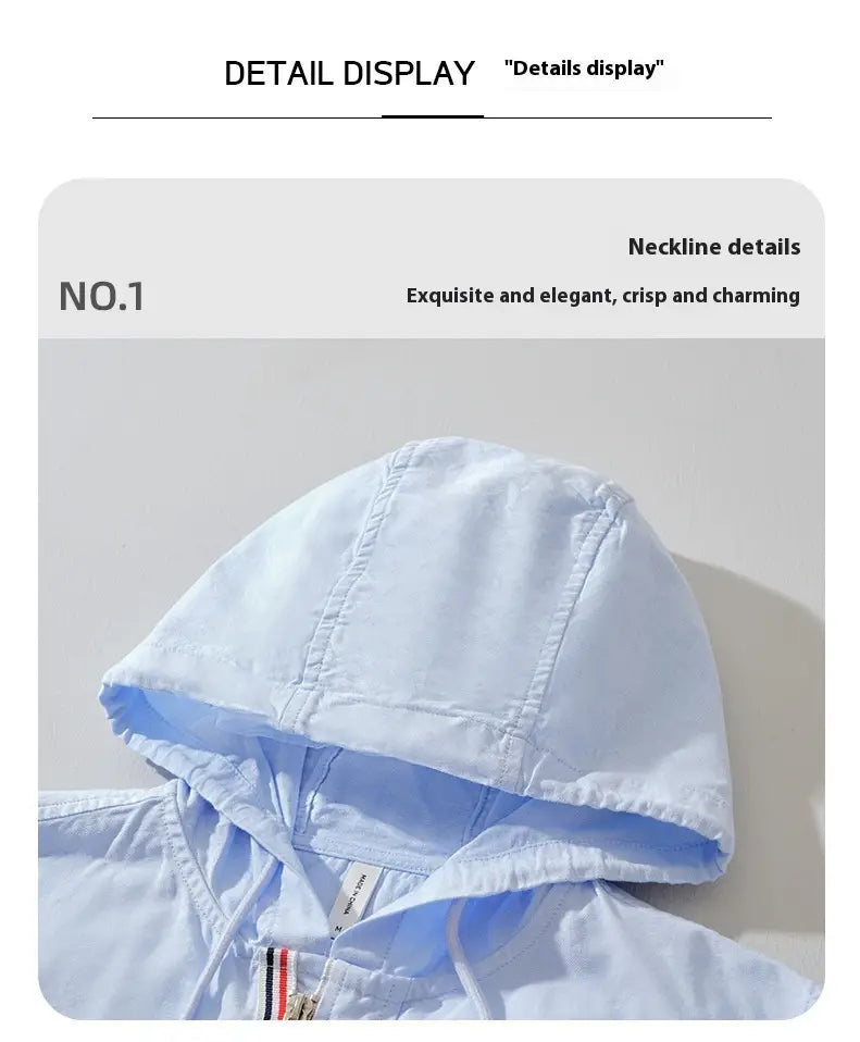 Herren-Hoodie mit langem Ärmel, Hemdjacke in Hellblau mit dezentem, gestreiftem Zierbesatz entlang des Reißverschlusses.