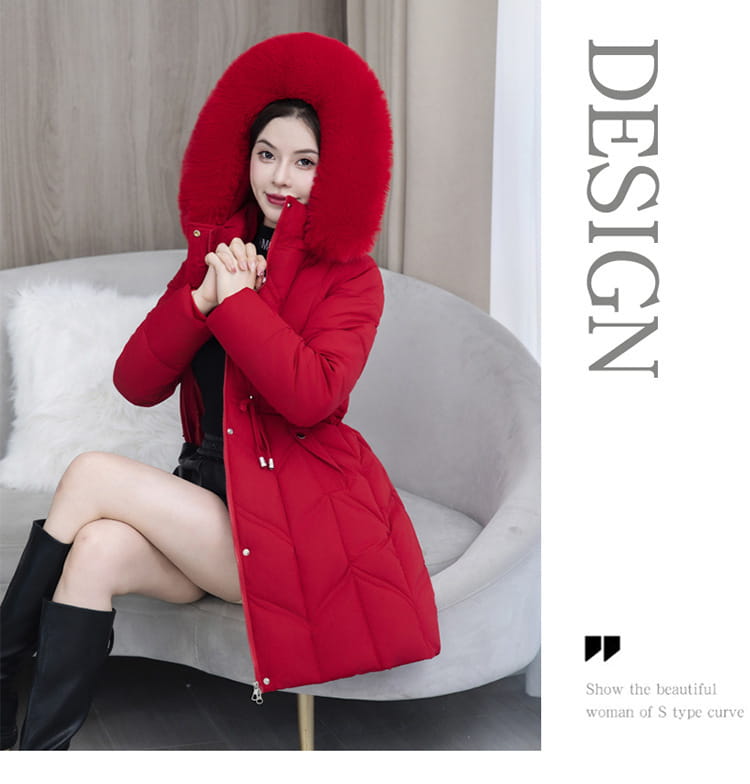 Rote gesteppten Winterjacke aus Baumwolle mit einer kuscheligen, pelzgefütterten Kapuze, ausgelegt für kaltes Wetter.