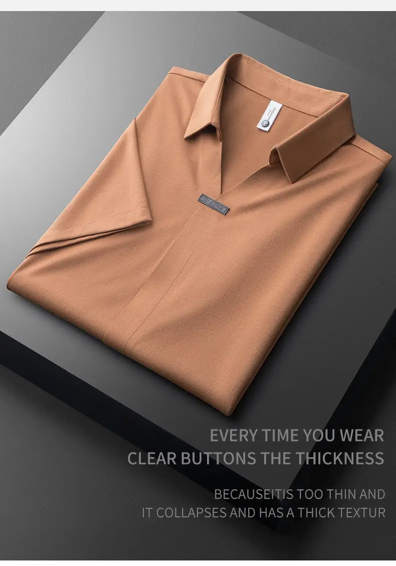 Ein ordentlich gefaltetes hellbeige Herren-Slim-Fit-Poloshirt aus melierter Baumwollmischung mit Strukturoptik; kurzärmlig mit klaren Knöpfen.