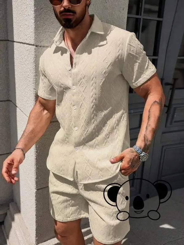 Chemise polo en maille boutonnée pour homme, à manches courtes, de couleur crème, avec un motif géométrique discret, pour une tenue décontractée.