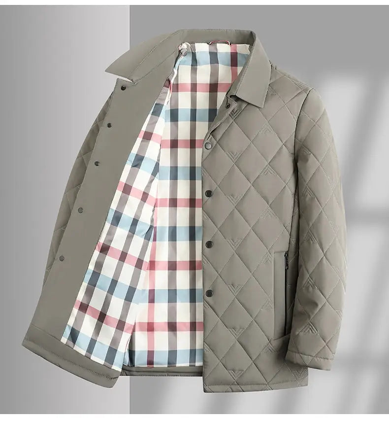 Chaqueta acolchada de trabajo para hombres en color beige con diseño acolchado y forro interior de cuadros que presenta rayas rosa, azul y blanco