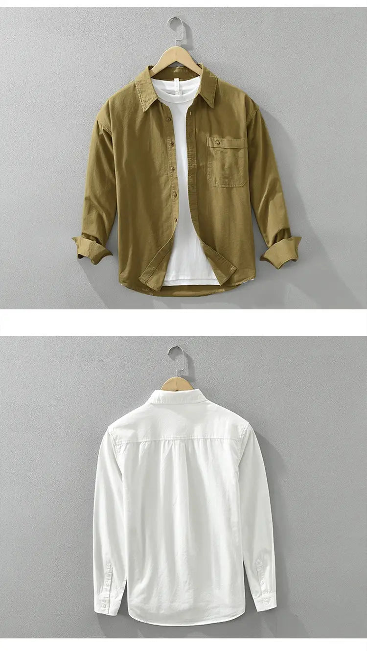 Chemise à manches longues en coton style japonais kaki pour homme, avec ouverture boutonnée, poche poitrine et poignets retroussés, portée par-dessus un t-shirt blanc.