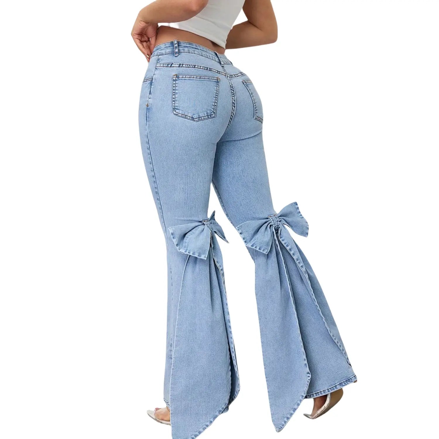 Jean taille haute évasé en denim bleu clair avec des nœuds décoratifs aux genoux en matière délavée claire.