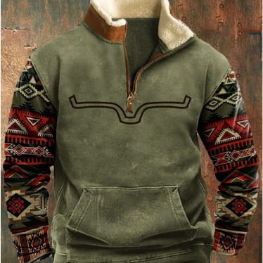 Chaqueta de forro polar para hombre con patrón geométrico, que incluye un chaleco de forro polar verde oliva con cuello de borrego (shearling) marrón, mangas con patrones geométricos en rojo y negro, y cierre frontal con cremallera.