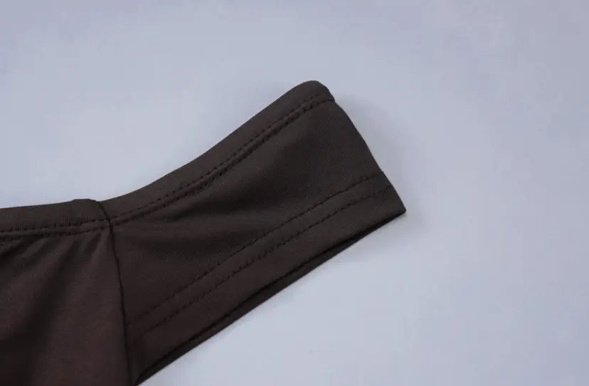 dunkelbrauner Stoff mit glatter Oberfläche und sorgfältiger Ziernaht am schulterfreien, gerafften Minikleid mit Taillengürtel