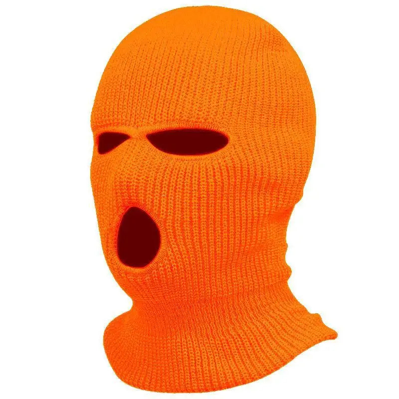 Bonnet cagoule tricoté orange vif, avec des ouvertures pour les yeux et la bouche, conçu comme un masque chaud pour le cyclisme.