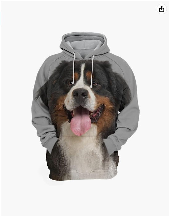 Homme sweat à capuche gris en pull-over, fabriqué dans un tissu doux, avec une impression détaillée sur l’ensemble de l’avant représentant un chien de montagne bernois souriant aux fourrures noires, blanches et beiges.