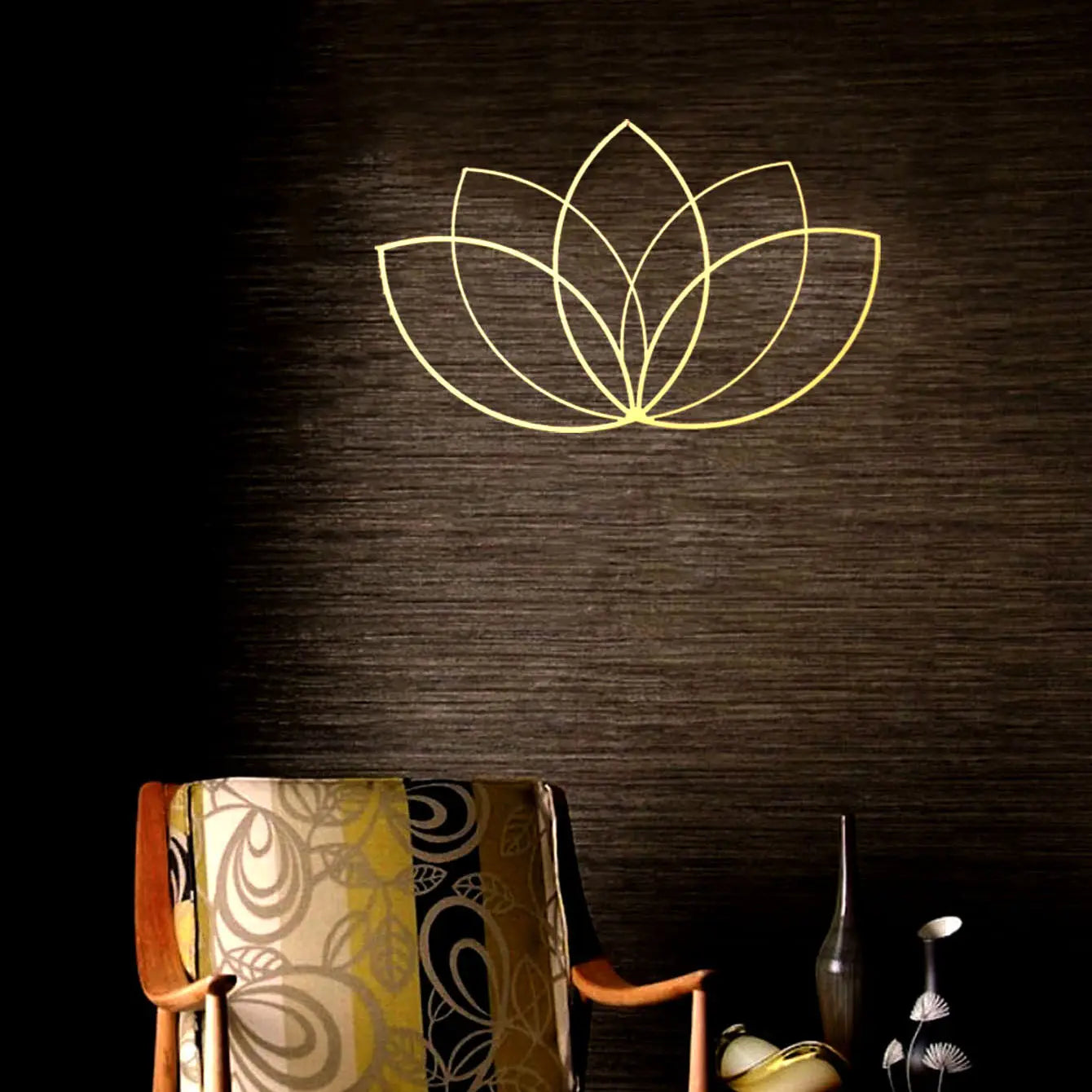 Eine leuchtende goldfarbene Metall-Wandleuchte in Lotusform mit einem minimalistischen Umrissdesign für moderne Zen-Dekoration.
