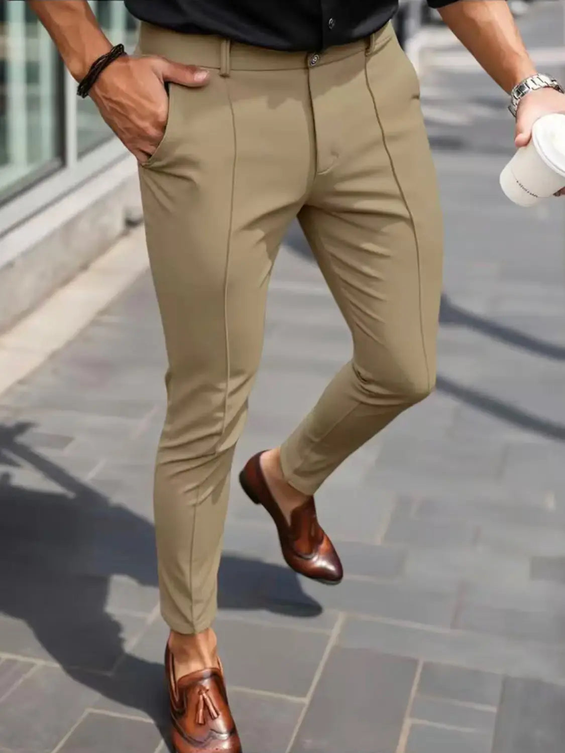 Herren-Slim-Fit-Stretch-Anzughosen in Khaki mit einer eleganten, maßgeschneiderten Gestaltung und dezenten vertikalen Nahtdetails