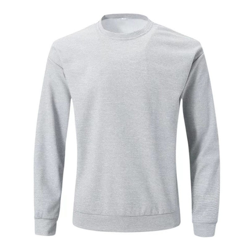 Ein hellgrauer Herren-Langarm-Pullover aus Strick mit strukturierter Oberfläche, gefertigt aus einem subtil strukturierten Webstoff.