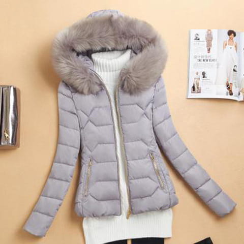 Veste matelassée puffer grise claire pour femme avec une capuche en fourrure duveteuse et moelleuse, conçue pour les vêtements d’hiver.