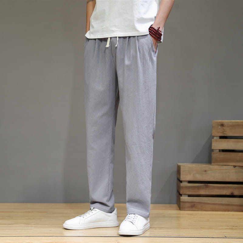 Herren-Slim-Fit-Jogginghosen aus hellem Grau aus Baumwoll-Leinen mit lockerer Passform, Kordelzugbund und seitlichen Taschen.