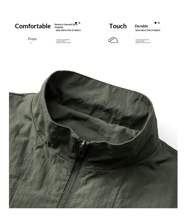 Veste légère coupe-vent imperméable zippée pour homme en vert olive foncé, avec un tissu texturé subtil et un col haut.