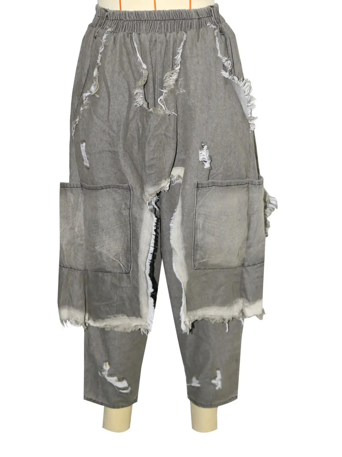 Bestickte Patchwork-Jeans-Haremshosen in Grau mit abgenutztem Cargo-Stil, ausgefransten Kanten und großen Patch-Taschen.