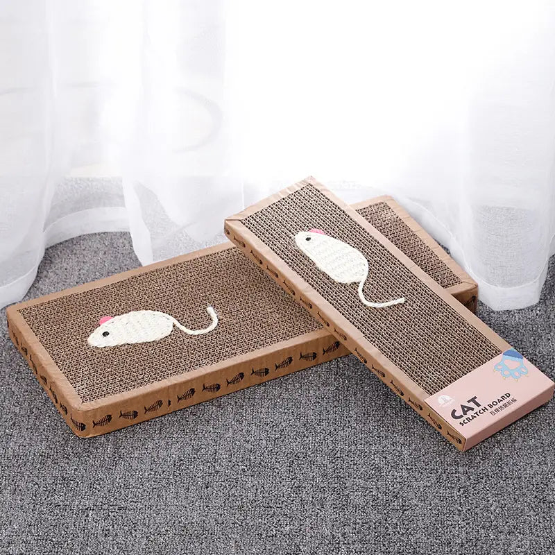 Tablero rascador de sisal para gatos con una superficie marrón rectangular texturizada que presenta diseños de ratones blancos bordados y patrones de peces a lo largo de los bordes, con juguetes de ratón de felpa.