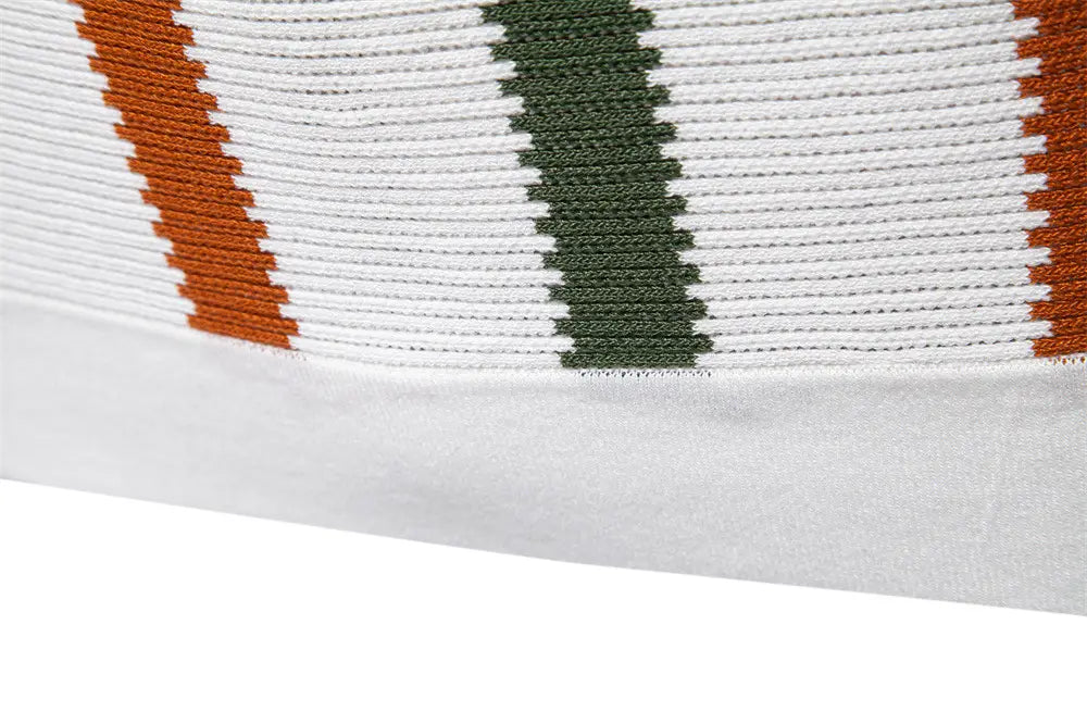 Herren gestreiftes atmungsaktives Strick-Poloshirt für den Sommer mit weißem Stoff und orange- sowie grünfarbigen diagonalen Streifen.
