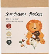 Jouet pour cube d’activités en bois à 5 en 1 en forme de champignon, de couleur orange, avec un design sur le thème du lion et des boutons d’activité circulaires colorés pour un jeu interactif.